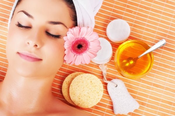 woman-enjoying-spa-treatment-with-honey_b7yt69